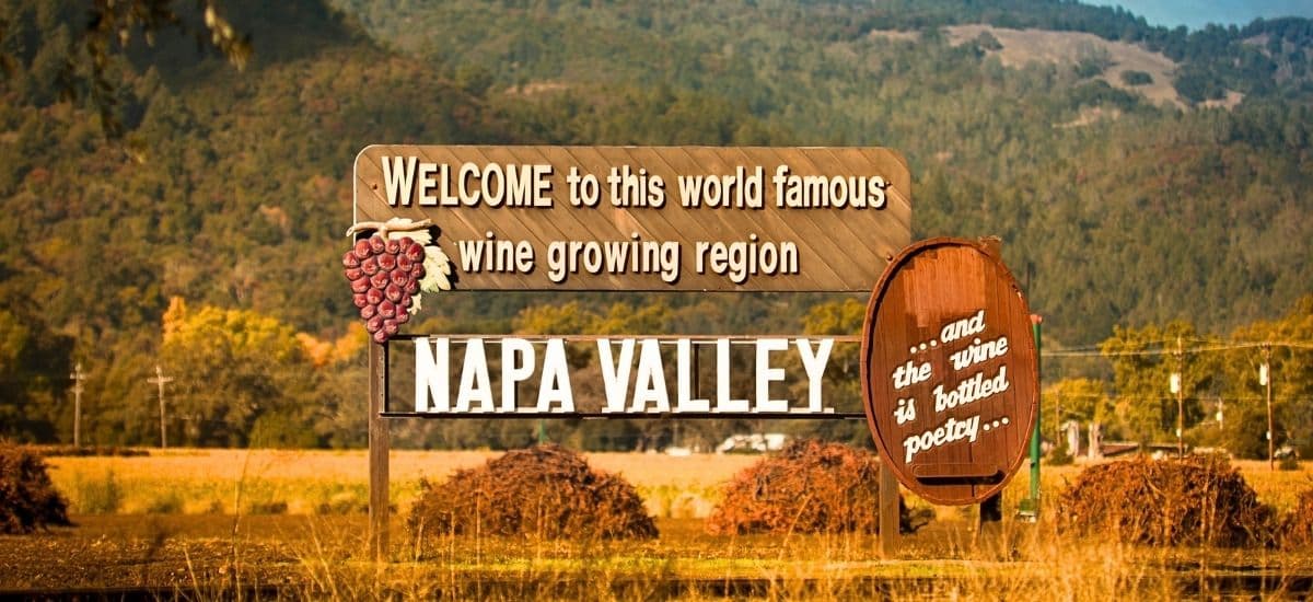 the world famous napa valley sign in napa valley california